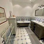 Lägenhet Familial Typiquement Parisien Paris