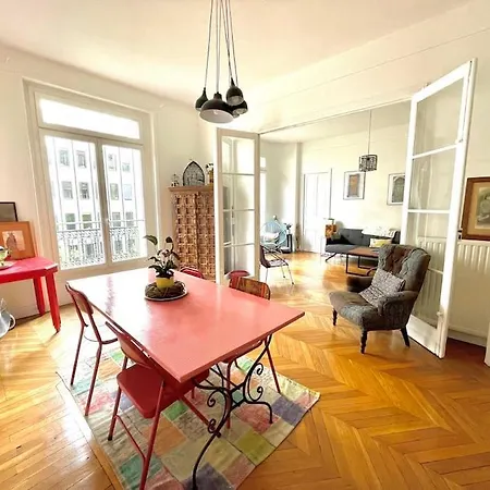 Familial Typiquement Parisien Lägenhet *